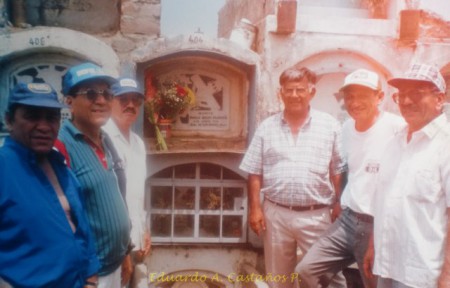 Romería al Cementerio por el Club "Los Halcones" en homenaje a Pablo Ascoy : Memo Castaños.Abel Lezcano,Próspero Caramutti,Mario Pasco, Alvarado y César Regalado